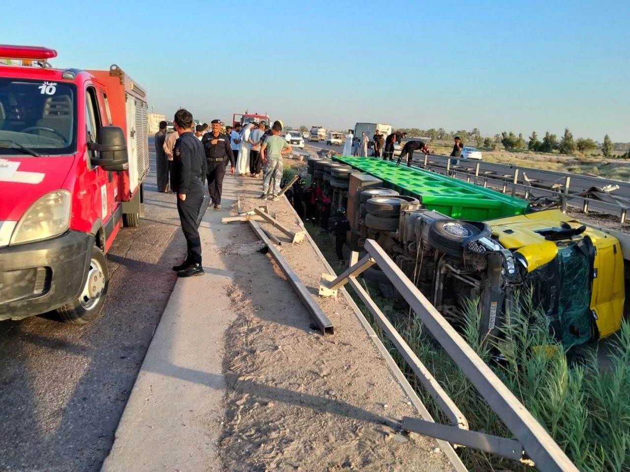 حادث مروع.. محاولات لإخراج جثة امرأة من تحت “تريلة” (صور)
