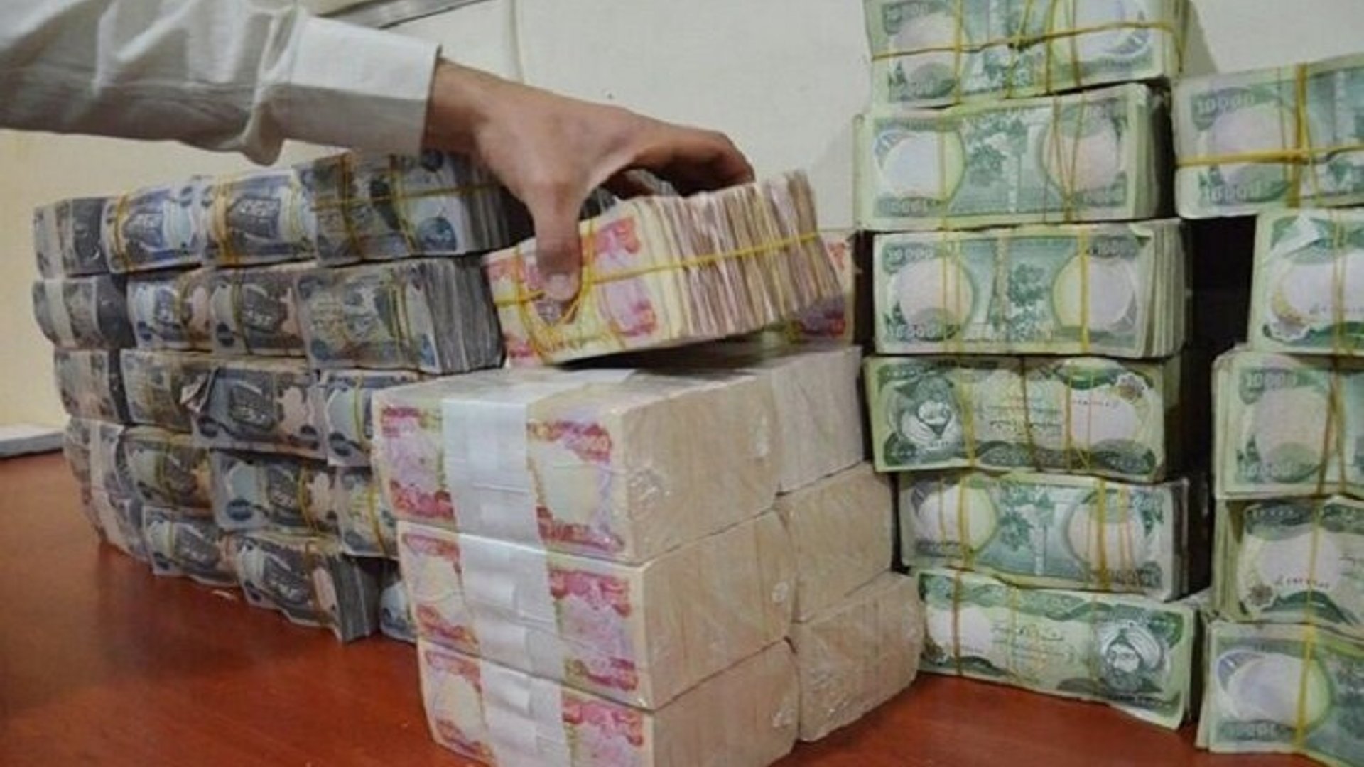 بدأ صرف رواتب المتقاعدين.. توجهوا لمنافذ الاستلام بعد وصول الرسالة
