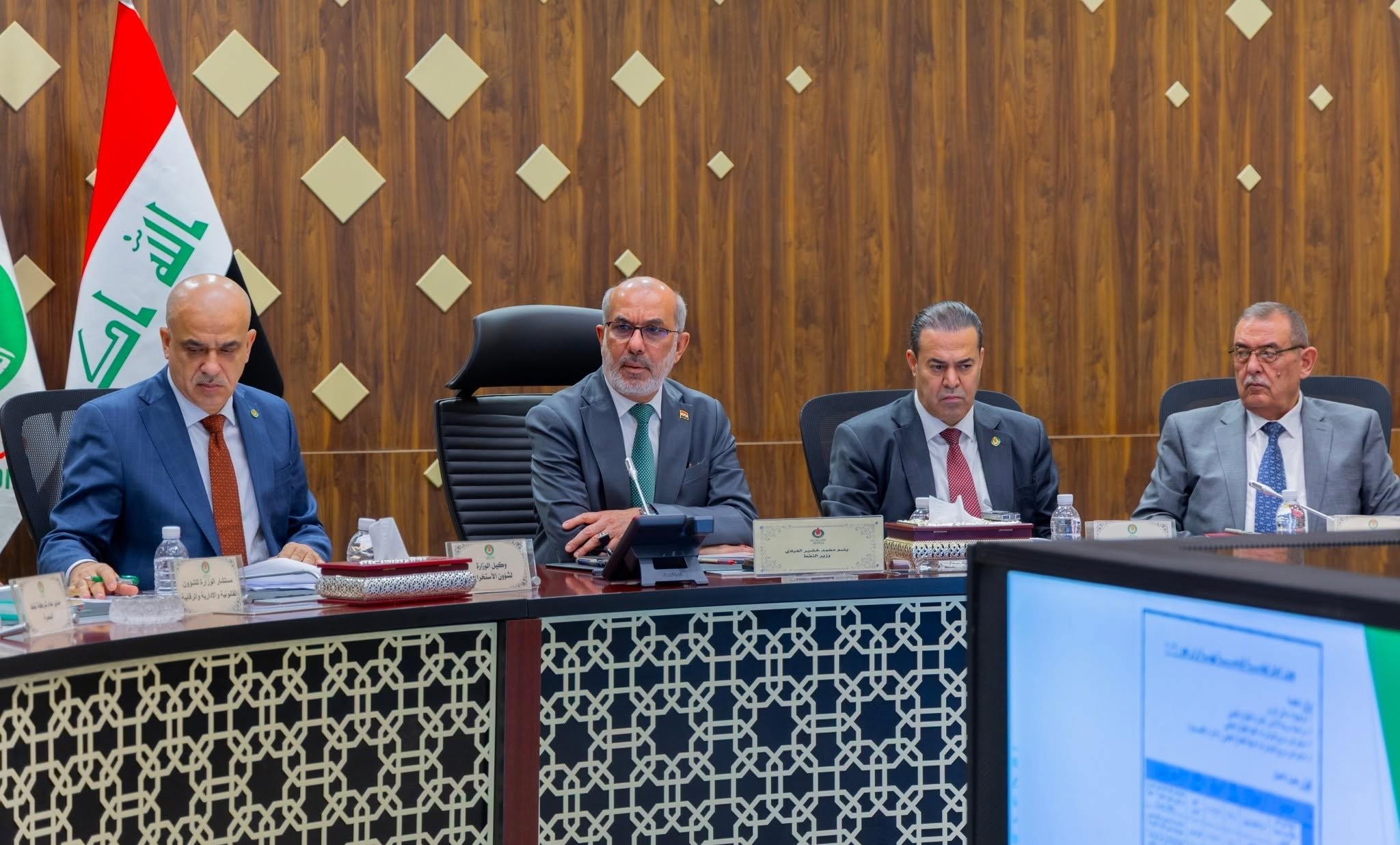 وزير النفط يؤكد أهمية معالجة المعوقات وزيادة الإنتاج والتصدير لدعم الموازنة العامة