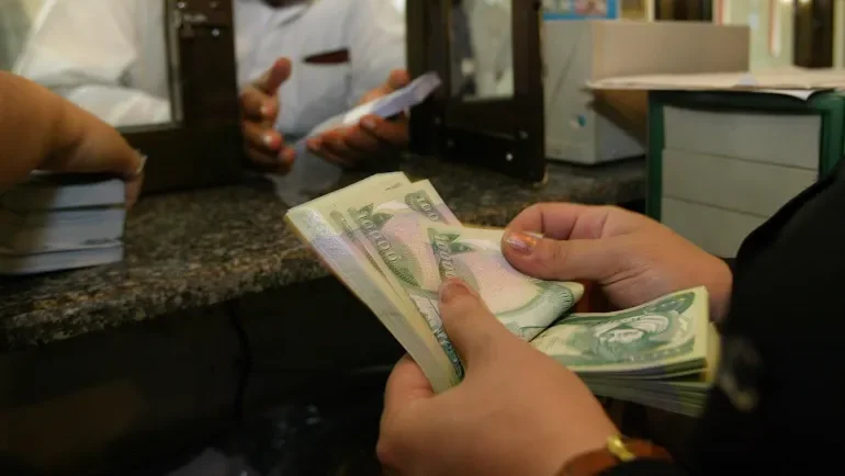 دولار العراق يتخطى الـ154 ألفاً.. قائمة بالأسعار من 3 محافظات