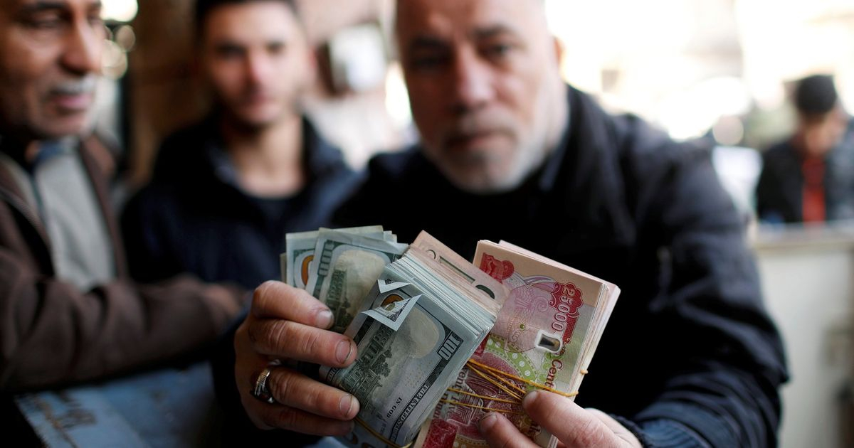 الدولار يلامس الـ155 ألفاً في البصرة ويستقر دونها ببغداد وأربيل