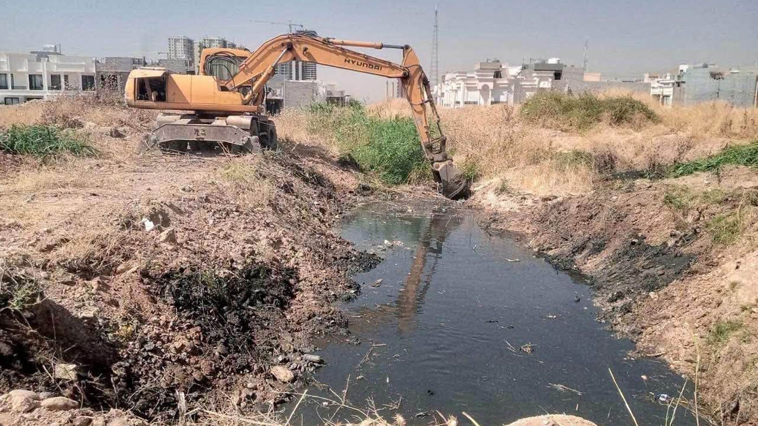 استعداداً للشتاء.. أربيل تطلق حملة واسعة لتنظيف وتوسيع مجاري السيول لمنع الفيضانات