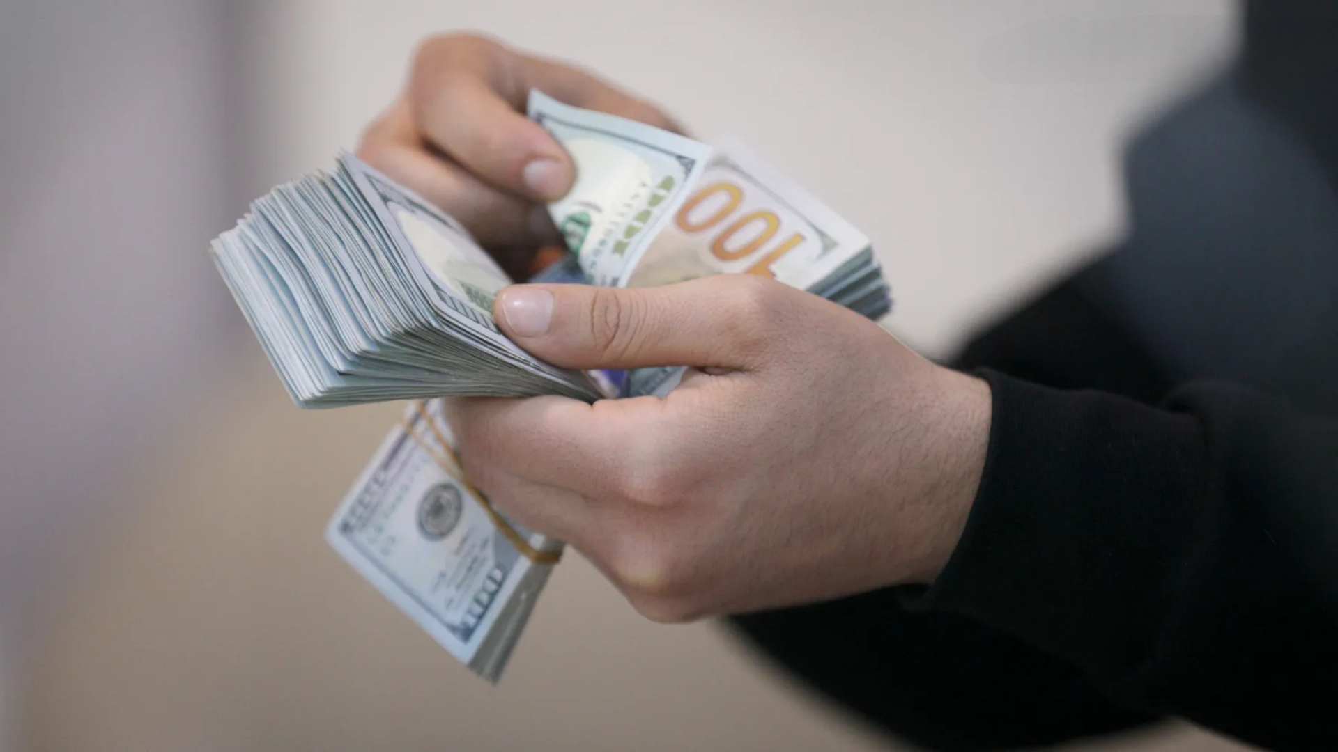 ارتفاع أسعار الصرف في الأسواق المحلية: 156000 دينار مقابل كل 100 دولار
