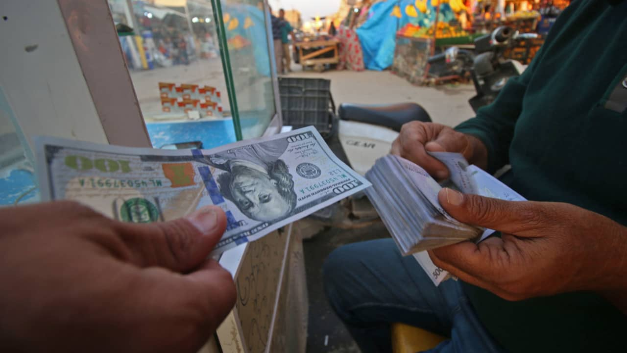 الورقة بـ “156 ألف”.. أسعار الدولار في بغداد وأربيل والبصرة اليوم