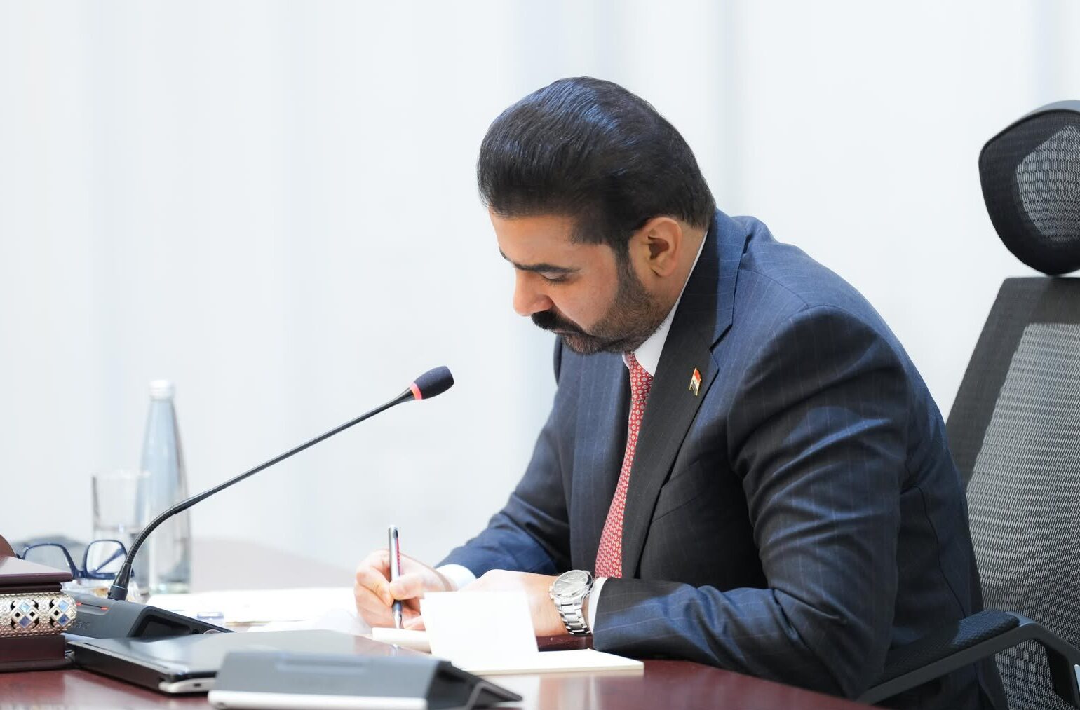 رئيس الوزراء يوجه وزارة المالية بتخصيص درجات وظيفية للخريجين القدامى ضمن قانون الموازنة
