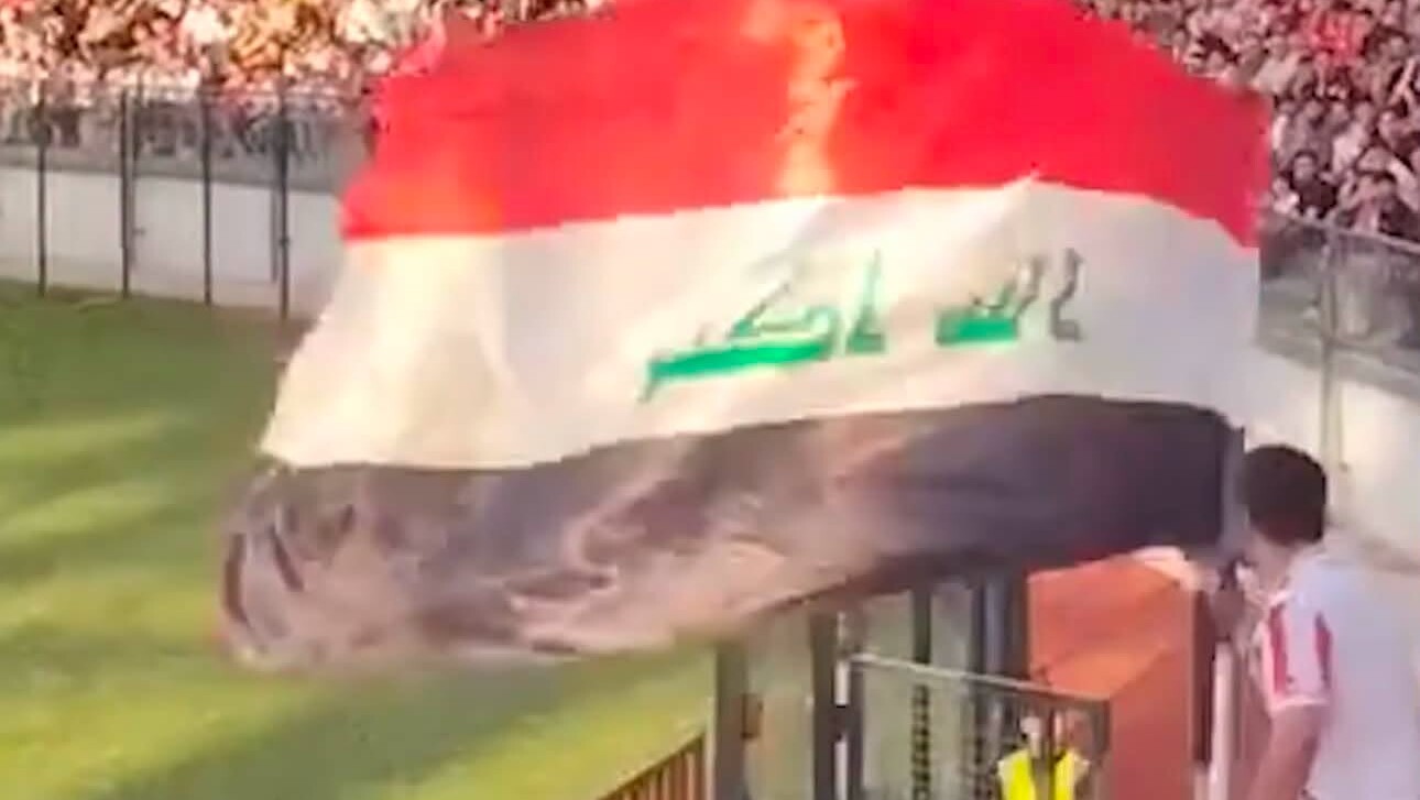 الانضباط تحرم مشجعاً من دخول الملاعب مدى الحياة لإنزاله العلم العراقي