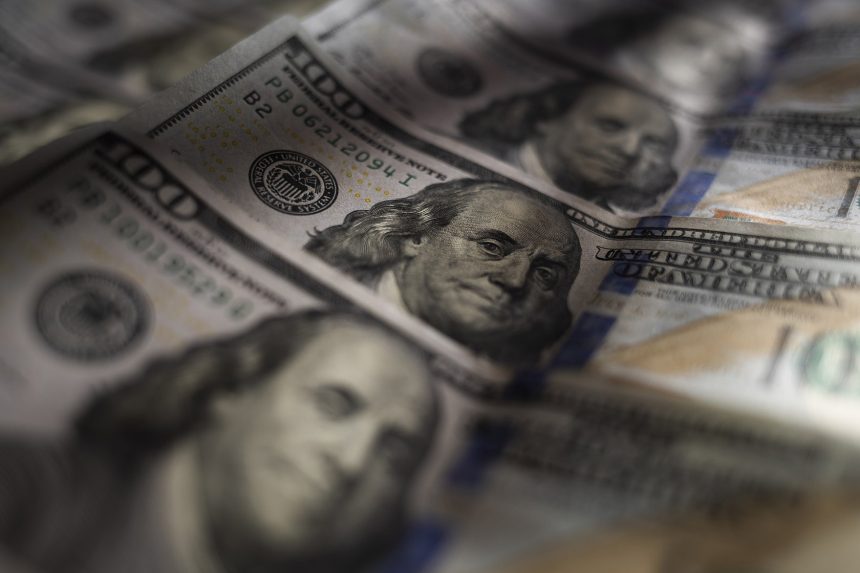 استقرار سعر الصرف في الأسواق المحلية: 156000 دينار مقابل كل 100 دولار