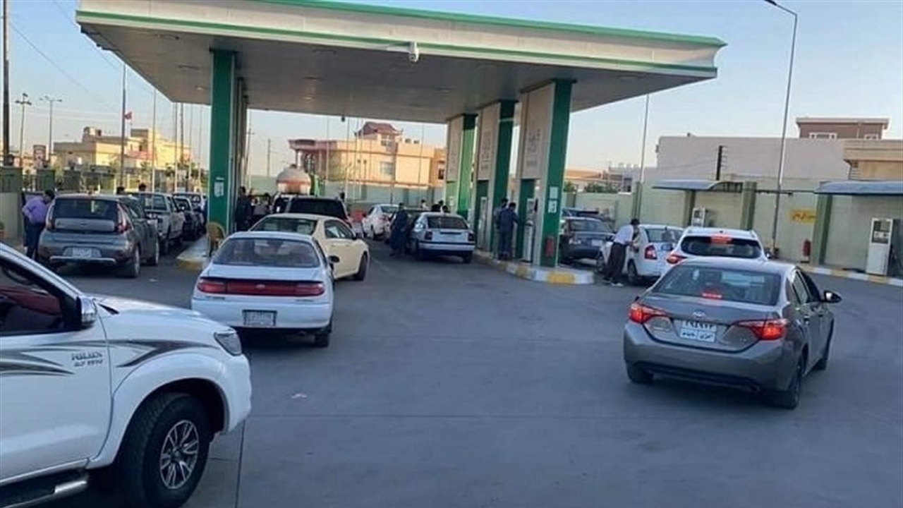“متى تنتهي هذه المهزلة؟”… استمرار الطوابير الطويلة أمام محطات الوقود في بغداد (فيديو)