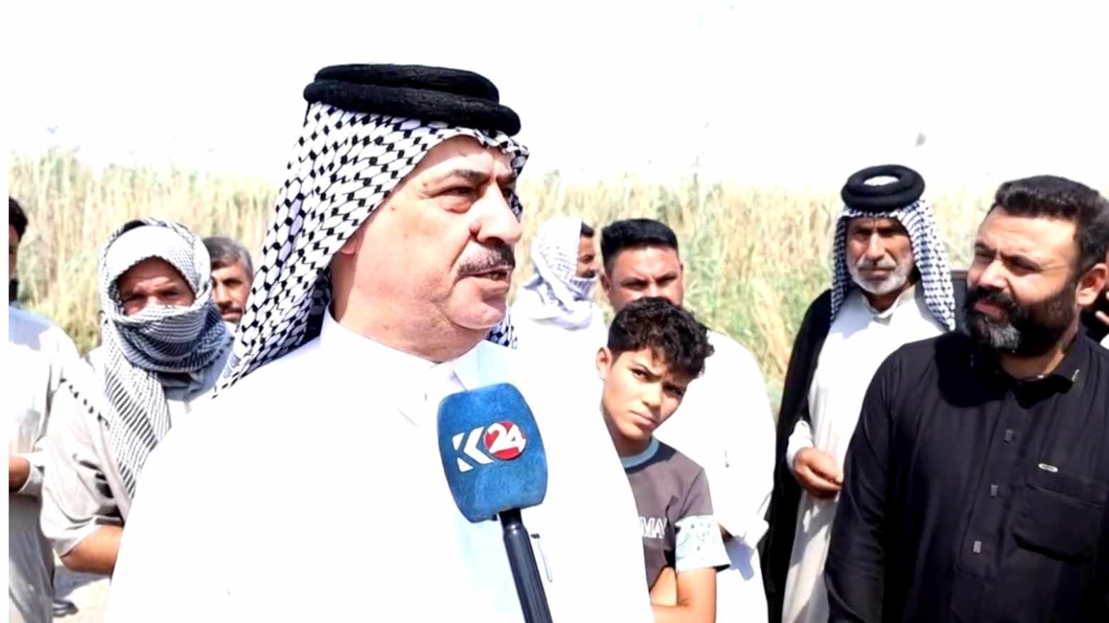 اتهامات للمحافظة بالمحسوبية.. أهالي “حي الجوادين” في واسط يتظاهرون تنديداً بانعدام الخدمات وتحويل تخصيصاتهم المالية