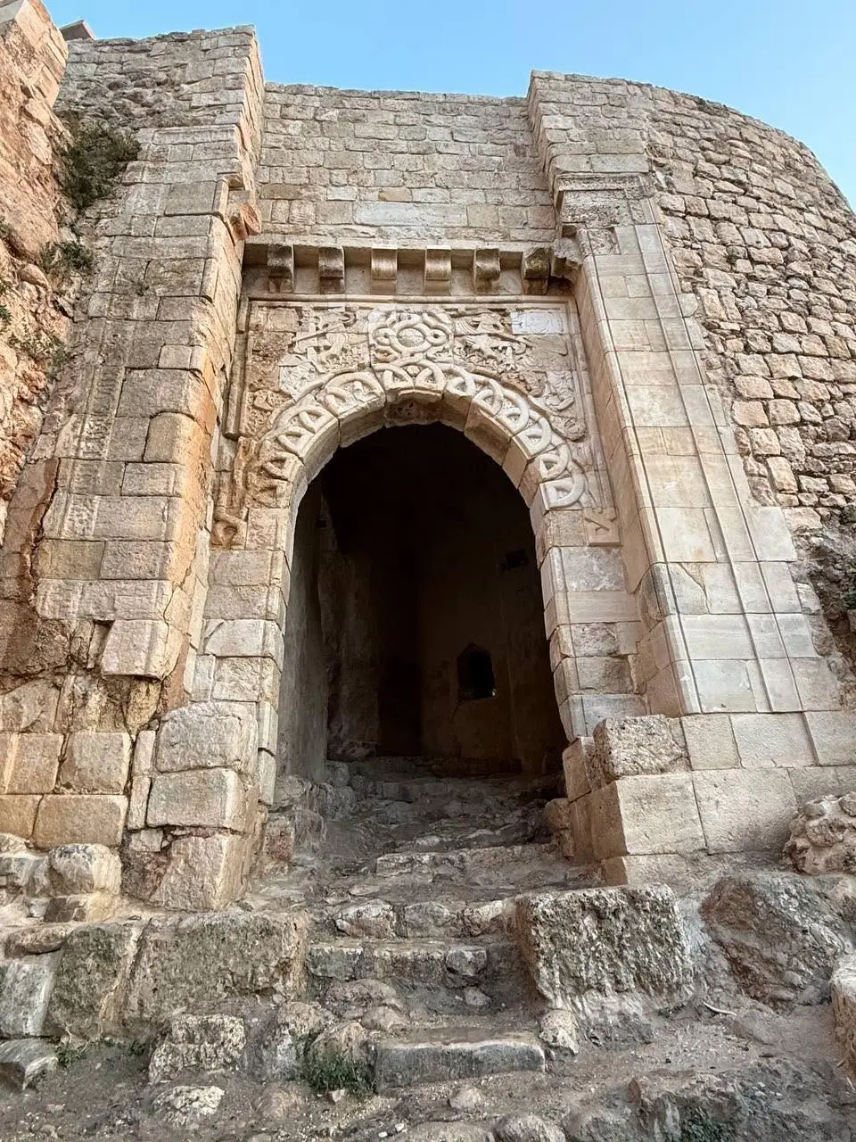 مديرية آثار دهوك تزيل كتابات شوهت بوابة بهدينان