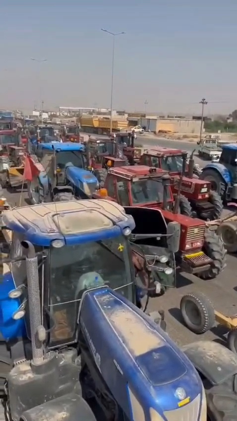 فلاحو واسط يقطعون طريق العمارة ـ بغداد بالجرارات احتجاجاً على ارتفاع أسعار الكاز وتأخر مستحقاتهم