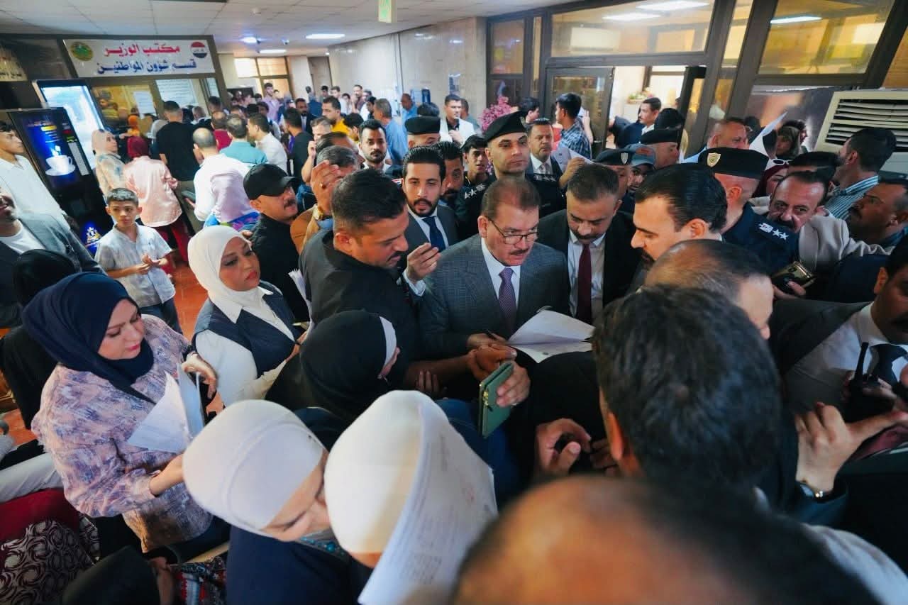 وزير التربية يبدأ يومه بين المواطنين.. توجيهات عاجلة لإنجاز المعاملات وقبول الطلبة