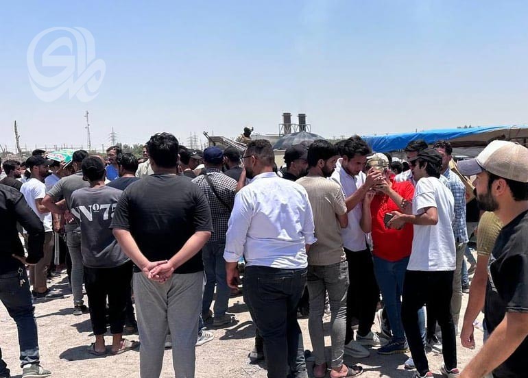 الإطارات تشتعل أمام حقل الظفرية.. خريجو واسط يطالبون بفرص العمل ووقف العمالة الأجنبية
