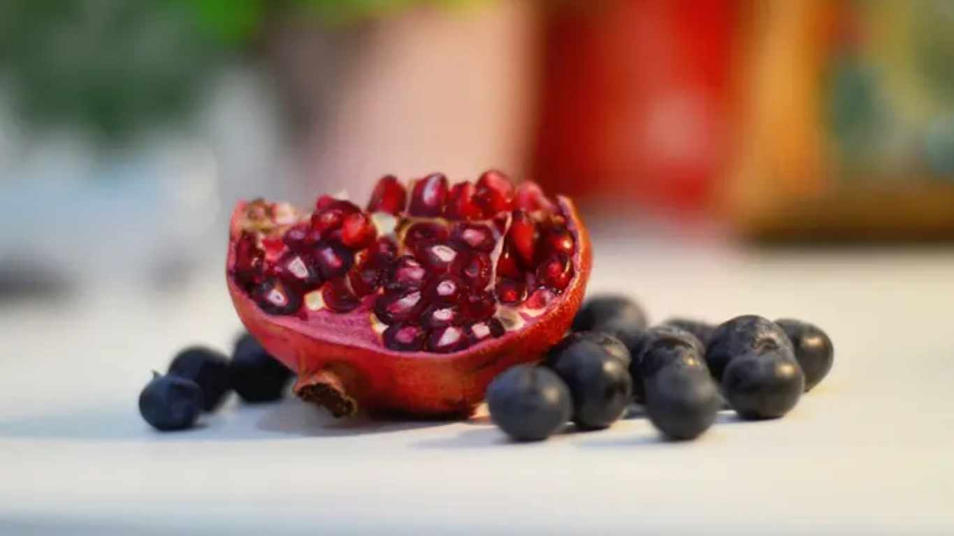 ثنائية الرمان والتوت.. كيف تدعم صحة قلبك بأسلوب طبيعي؟