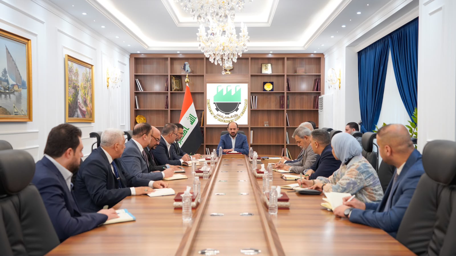 وزير الصناعة يعقد اجتماعا مع الكادر المتقدم بالوزارة ويؤكد أهميةَ متابعة تنفيذ محاور البرنامج الحكومي