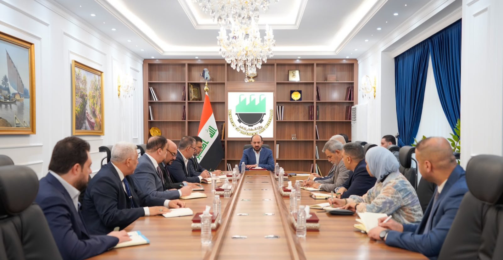الصناعة تناقش واقع الشركات العامة وخططها الانتاجية والمالية