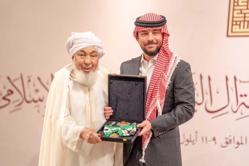 العاهل الأردني يمنح العلامة عبد الله بن بيه وسام النهضة رفيع المستوى