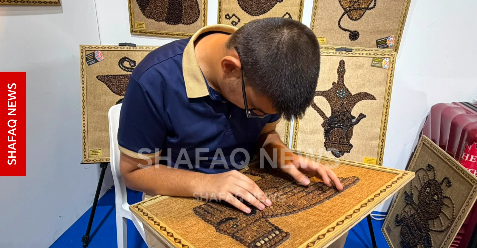 شاب يحول حبات القهوة إلى لوحات فنية في معرض بغداد (صور)