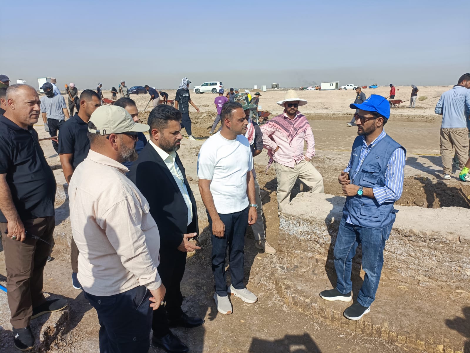 نائب محافظ البصرة يتابع ميدانياً أعمال التنقيب الأثري في الشعيبة