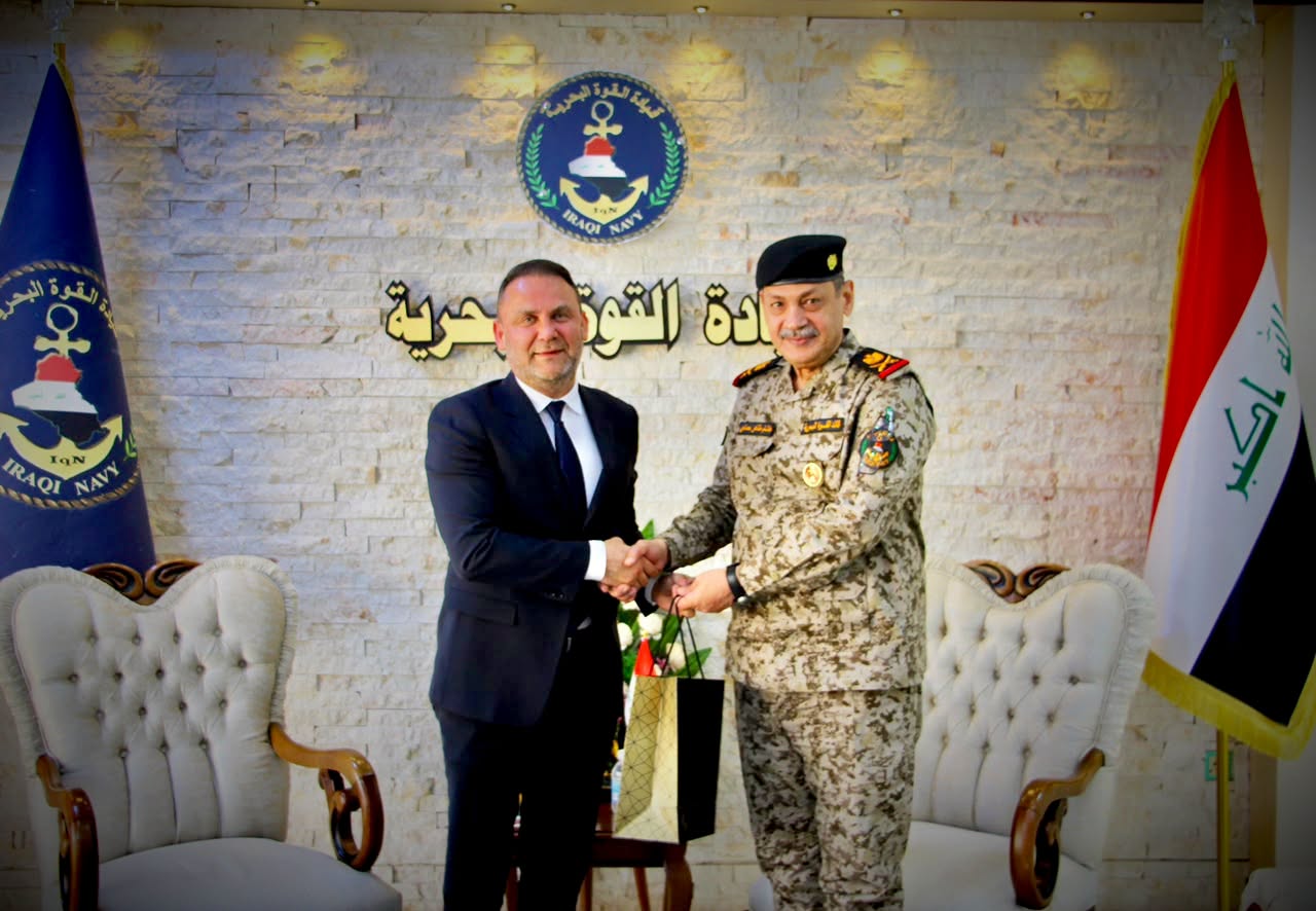قائد القوة البحرية يؤكد حرص القيادة على تعزيز الشراكات الفنية والتقنية مع الشركات العالمية لتطوير القدرات الدفاعية للصنف