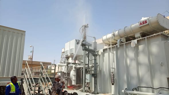 ملاكات نقل الطاقة الجنوبية تنجز أعمال غسل وصيانة عوازل معدات محطة البرجسية