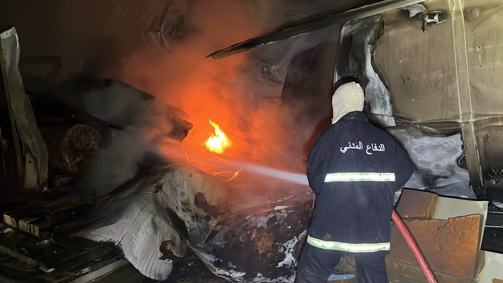 فرق الدفاع المدني تخمد حريقاً بمعمل للنجارة في بغداد