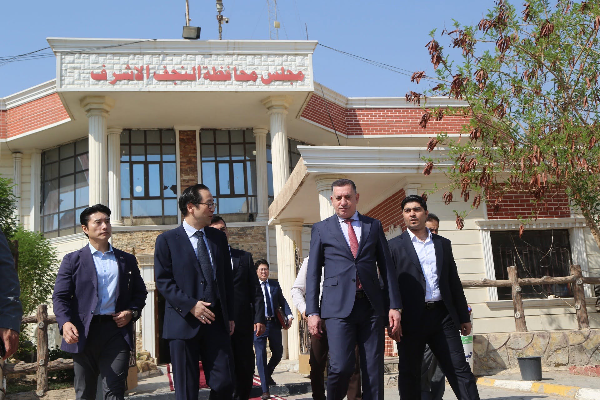 السفير الكوري الجنوبي في العراق يزور النجف ويعتبر بيئتها جاذبة للاستثمار