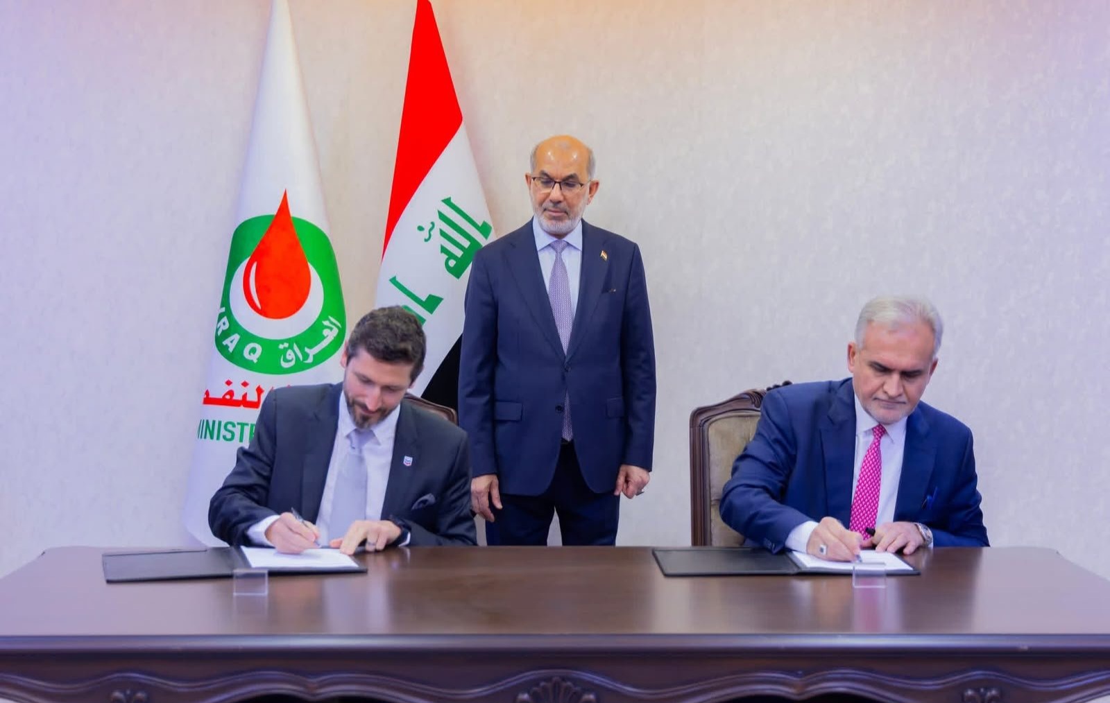 وزير النفط يرعى توقيع اتفاقية تقديم الاستشارة الفنية مع شركة شيفرون