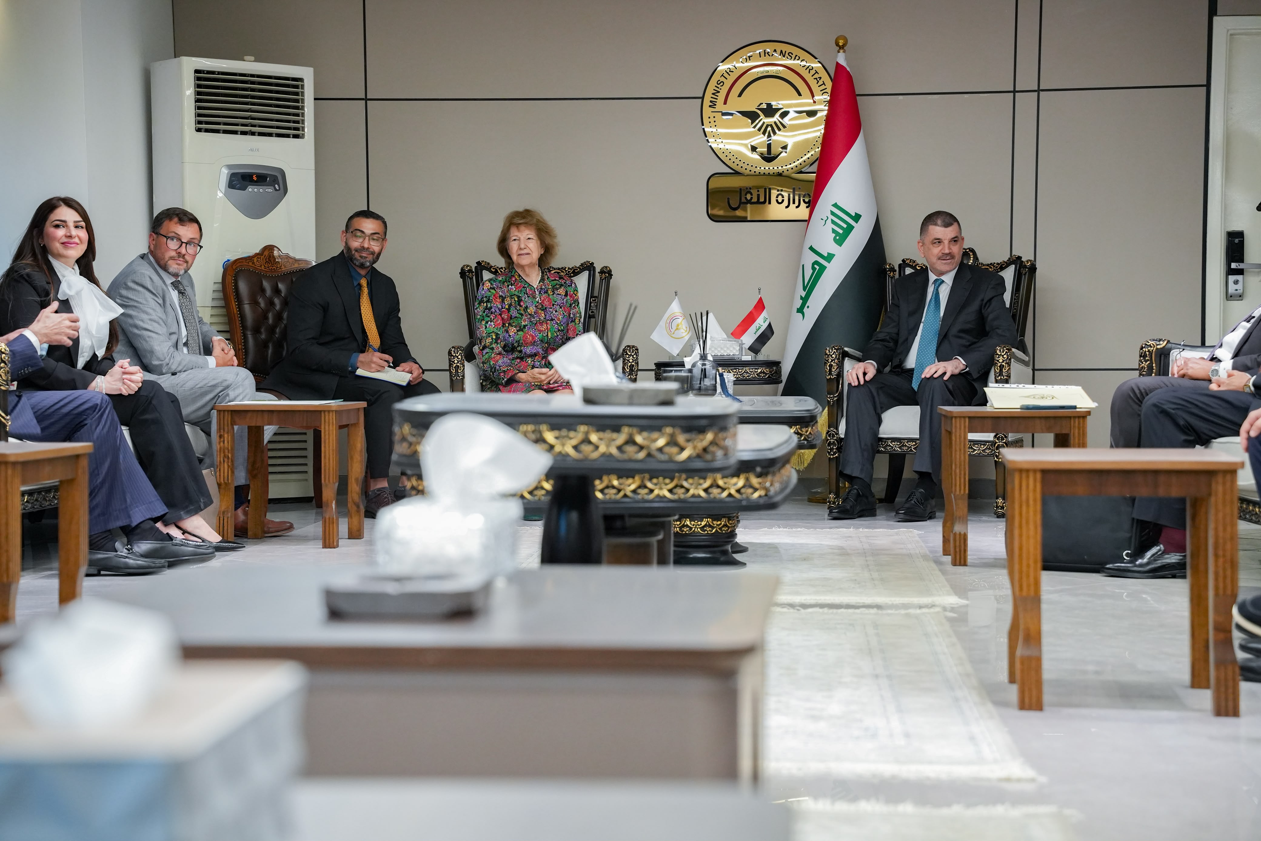 وزير النقل يبحث مع رئيسة مجلس الأعمال العراقي–البريطاني آفاق التعاون المشترك وتطوير قطاع النقل
