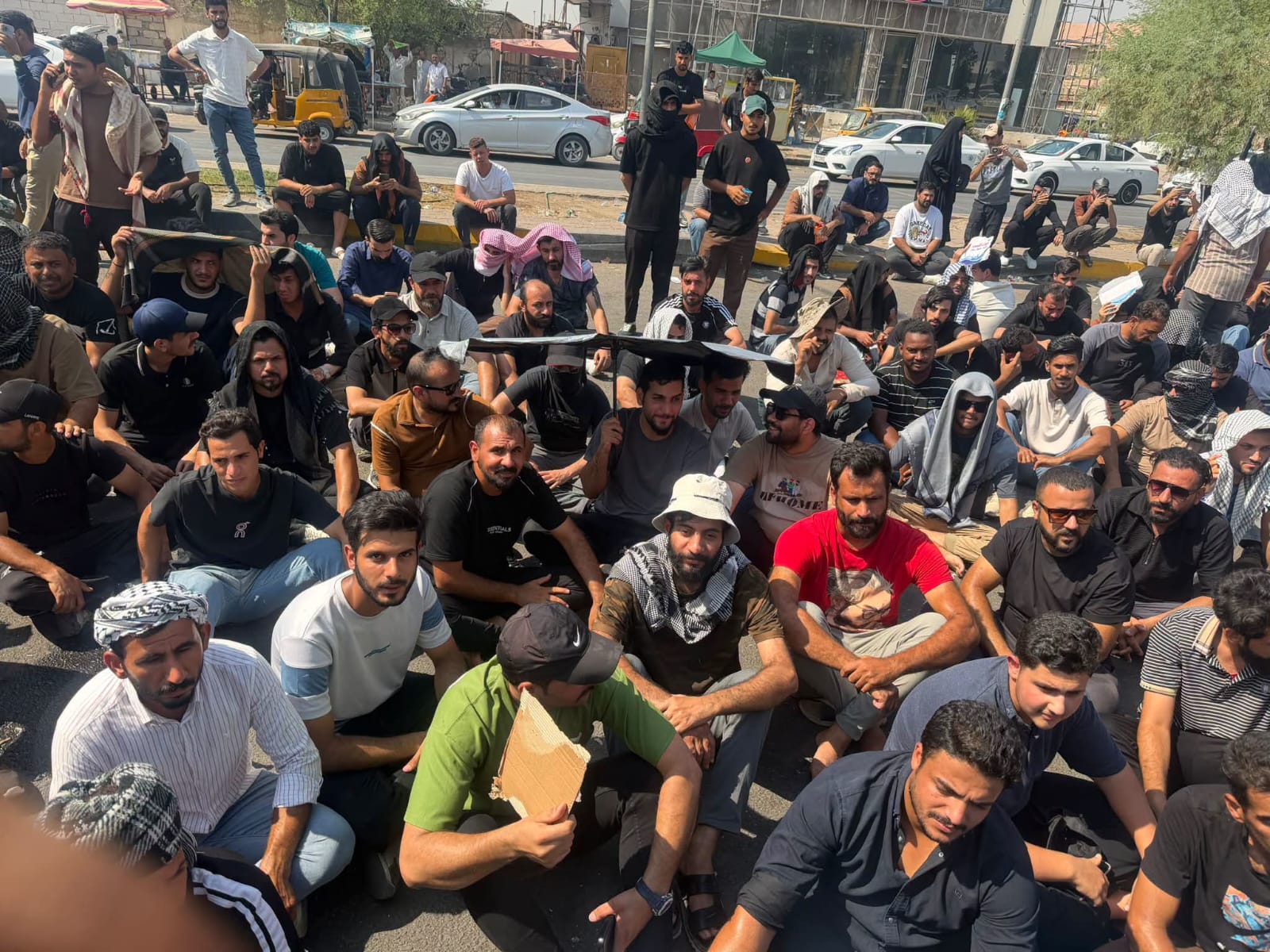 متقاعدو الـ10 آلاف درجة وظيفية في البصرة يحتجون للمطالبة بصرف مستحقاتهم