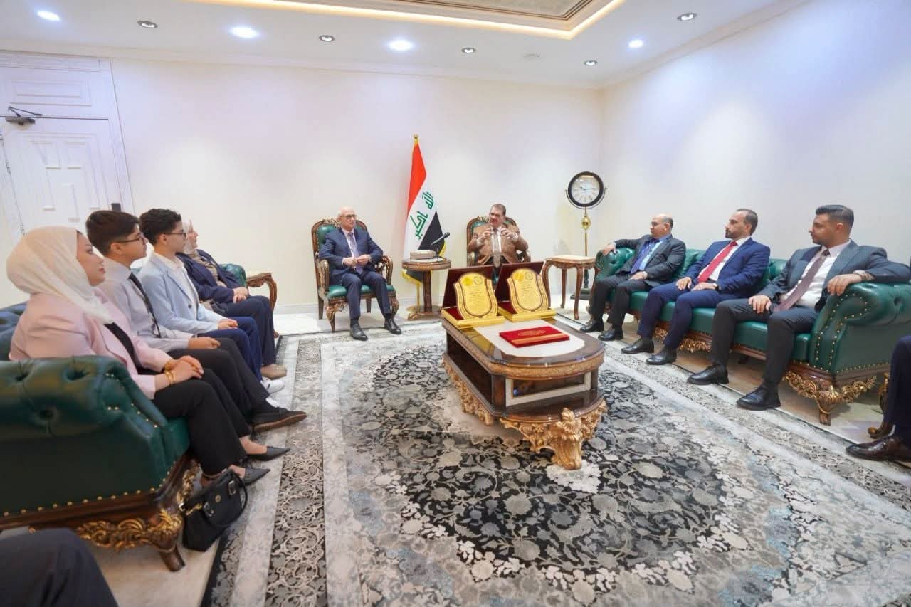 وزير التربية يكرم موهوبي بغداد.. مشروع يوثق تقاليد المحافظات بالذكاء الاصطناعي