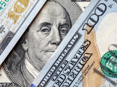 الدولار يواصل التحليق.. 100 دولار تتجاوز 157 ألف دينار