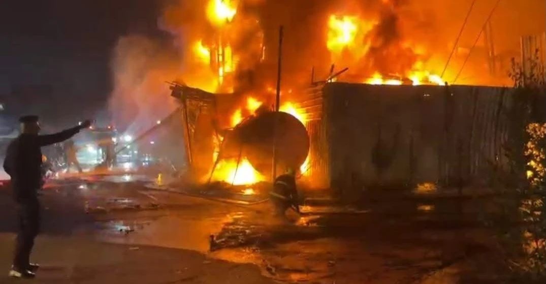 احتواء حريق التهم بناية تجارية في شارع فلسطين ببغداد