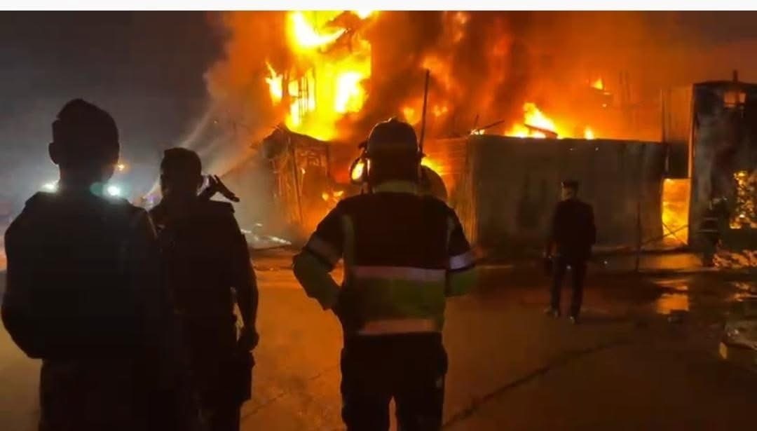 الدفاع المدني يخمد حريقاً ببناية تجارية في شارع فلسطين ببغداد