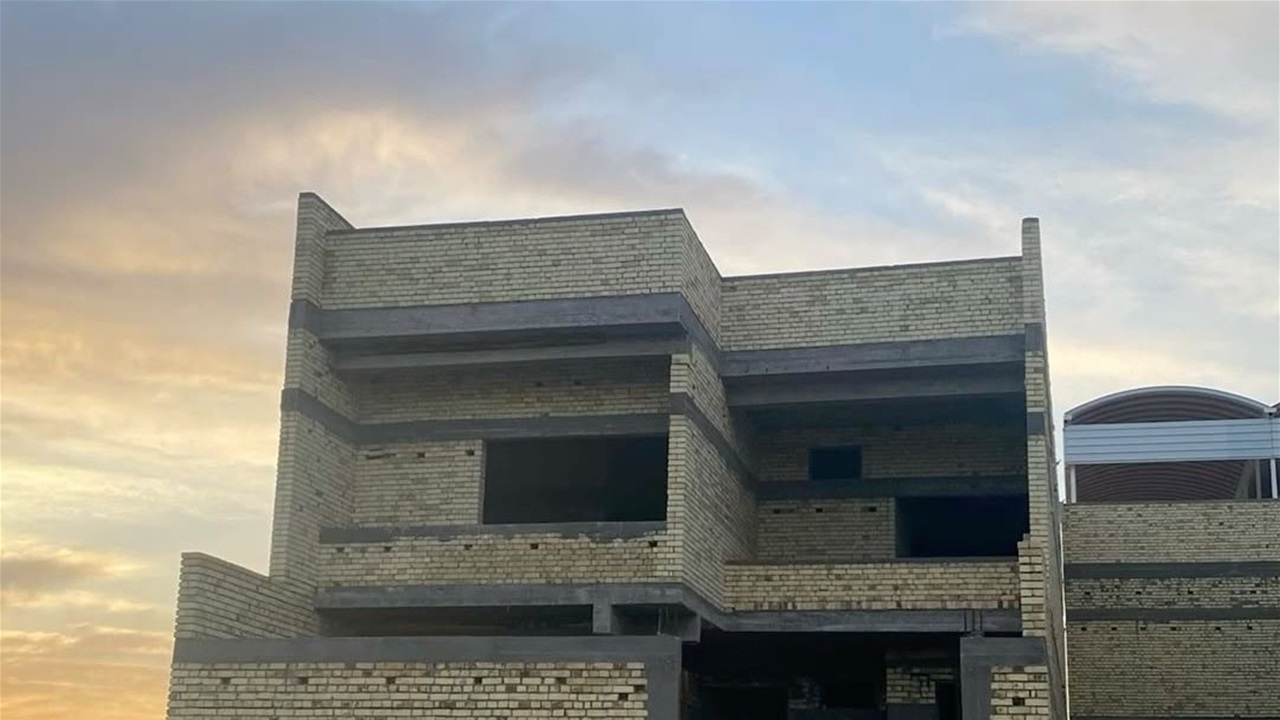 خبير اقتصادي: الموظف العراقي يحتاج “ربع قرن” من الادخار لشراء منزل بأطراف المدن