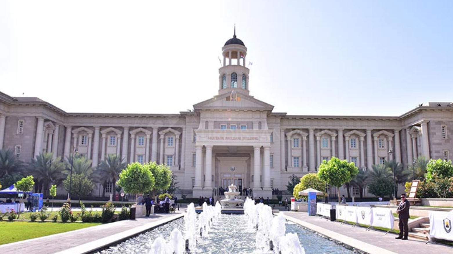 بحضور نيجيرفان بارزاني ومسرور بارزاني.. انطلاق حفل تخرج الدفعة السابعة لـ الجامعة الأمريكية في دهوك