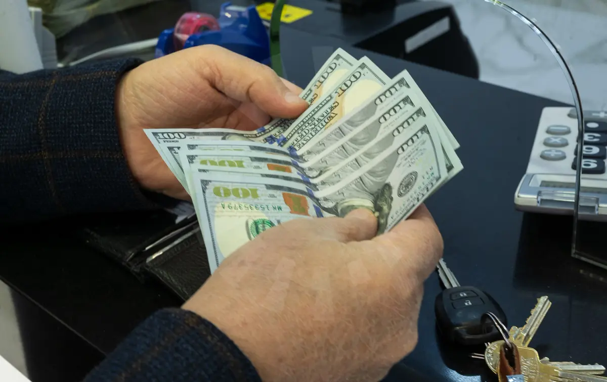البنك المركزي العراقي يعزو ارتفاع سعر صرف الدولار إلى “مضاربات الأسواق”