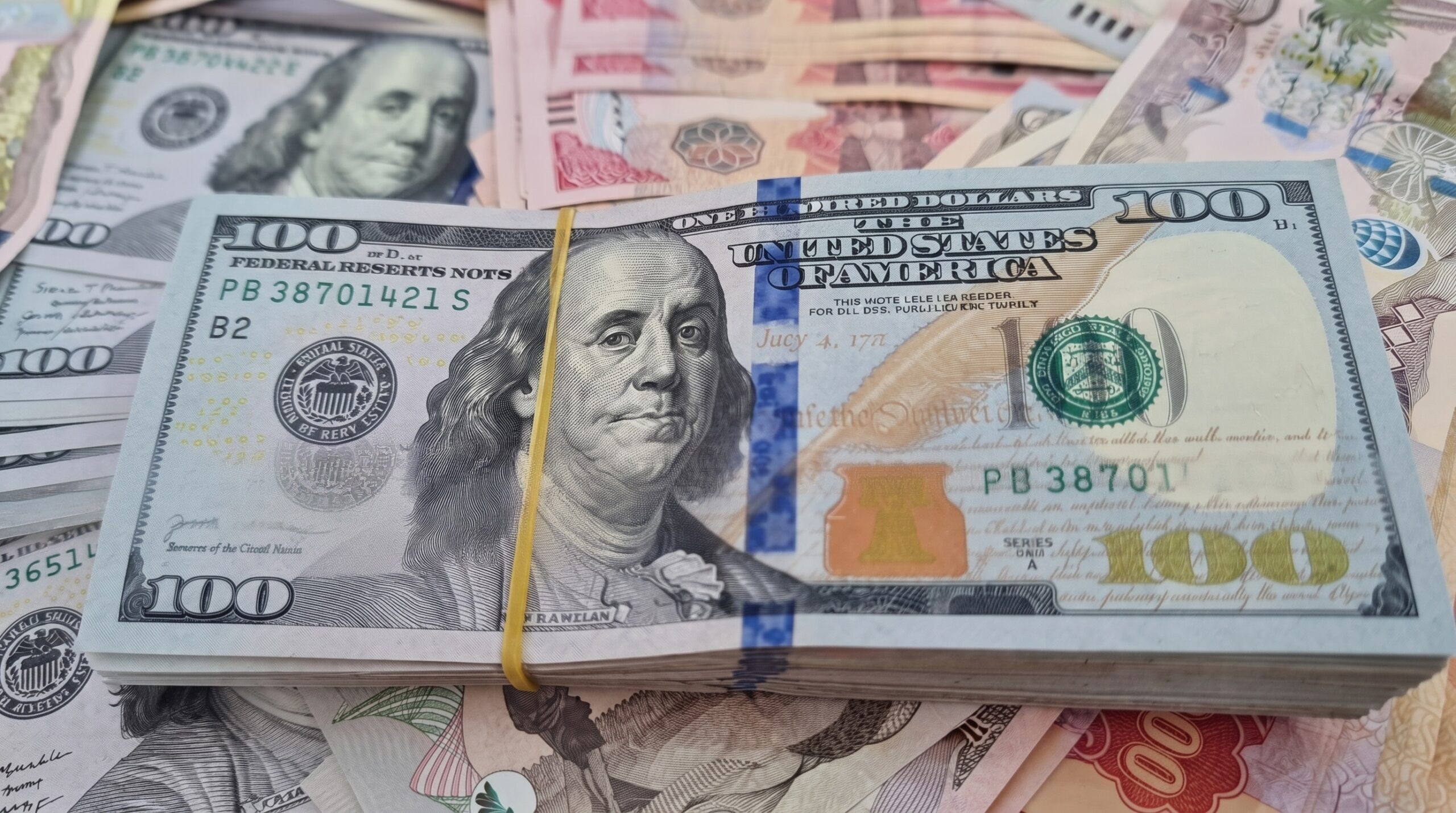 خبير اقتصادي يحدد 4 أسباب وراء ارتفاع الدولار في العراق