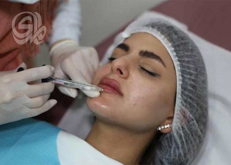 صالونات “النجف” تحقن الفيلر والبوتوكسوتحول جلسات التجميل إلى رحلات علاج