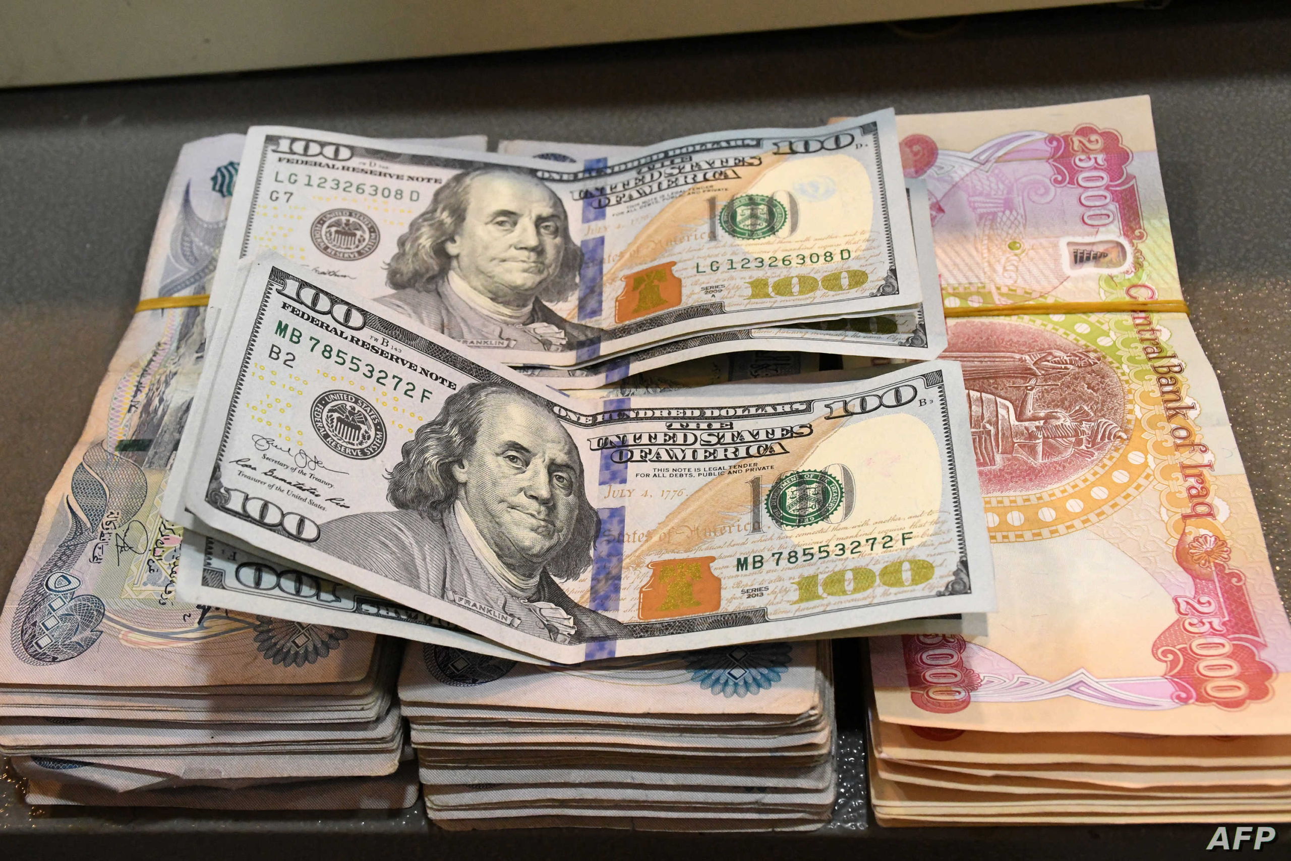 الدولار في العراق ينخفض إلى ما دون 160 ألف دينار