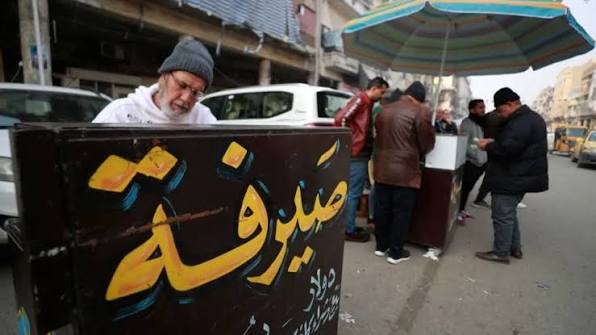 انخفاض “إعلامي” بسعر الدولار في الأسواق.. وحملات أمنية تضبط الصيرفات المخالفة