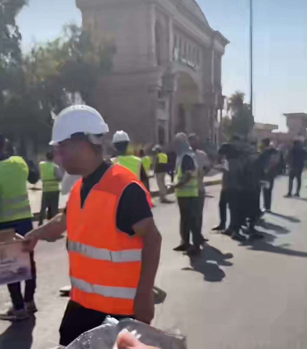 خريجون في البصرة يقطعون الطريق مطالبين بالتعيين