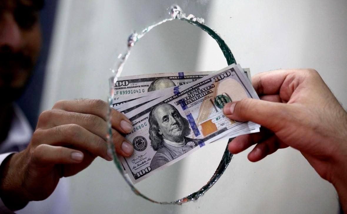 الدولار ينخفض إلى 158500 دينار في العراق