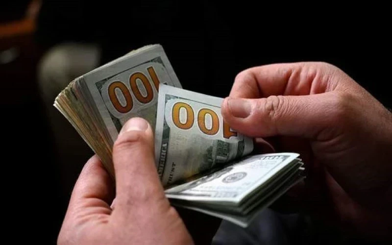 قرار مرتقب برفع سعر الدولار ضمن خطة الإصلاح الاقتصادي