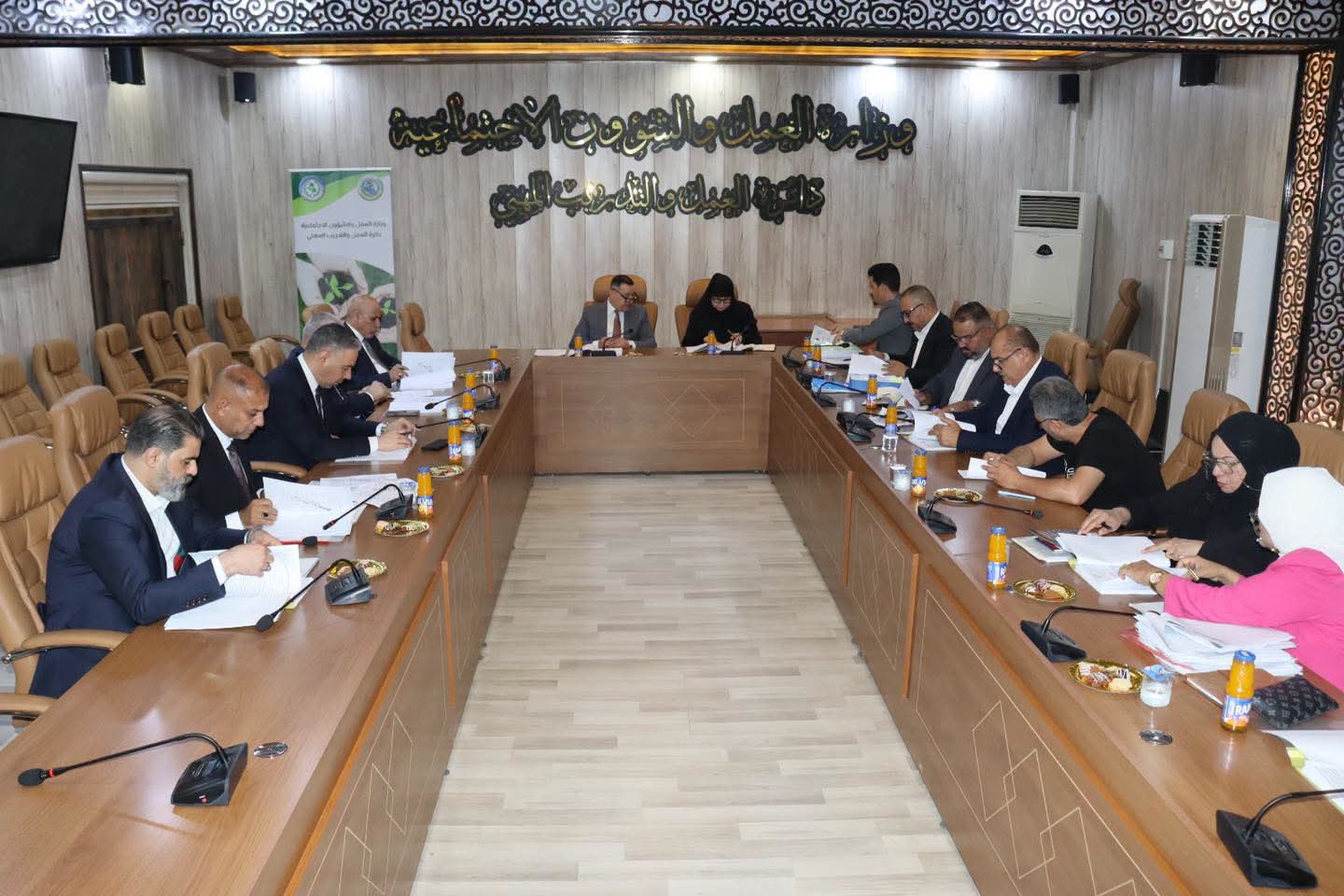 وزارة العمل تُناقش تطوير إجراءات منح القروض وتعزيز الدعم للمشاريع الصغيرة والمتوسطة