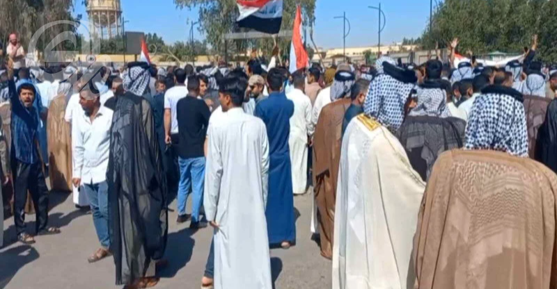 مزارعو واسط يغلقون حقل “الأحدب” بـ”الجرارات” و”المناجل” احتجاجاً على رفع سعر الكاز