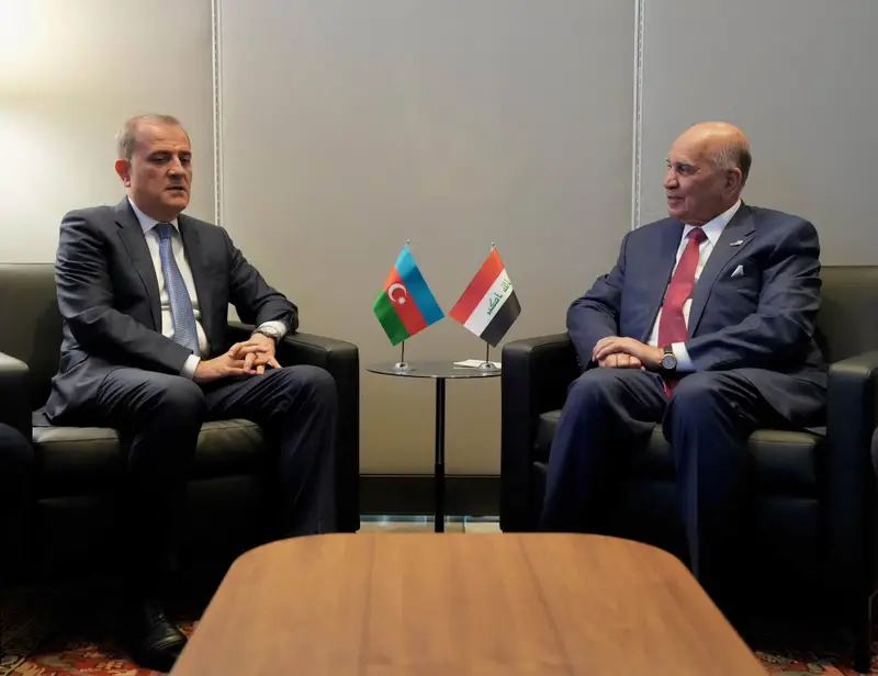 وزير الخارجية ونظيره الأذربيجاني يؤكدان أهمية إعادة تسيير الرحلات الجوية المباشرة بين البلدين