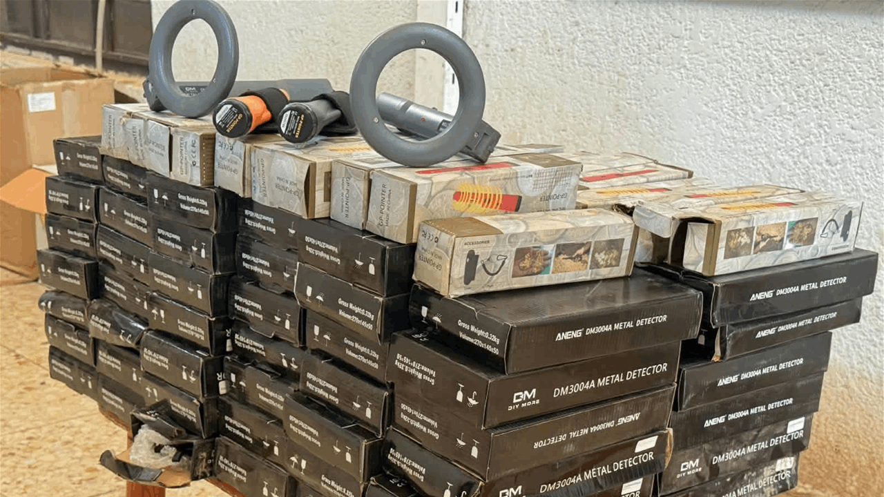 الاستخبارات تعلن ضبط 100 جهاز محظور لكشف الآثار والمعادن بحوزة متهم