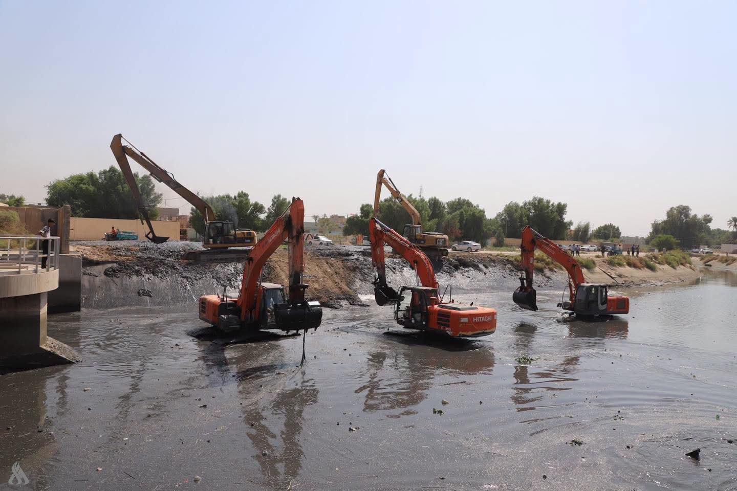 الموارد المائية: إنجاز رفع 5000 م³ من الترسبات الطينية من عمود جدول الكفل وقناة الحلة