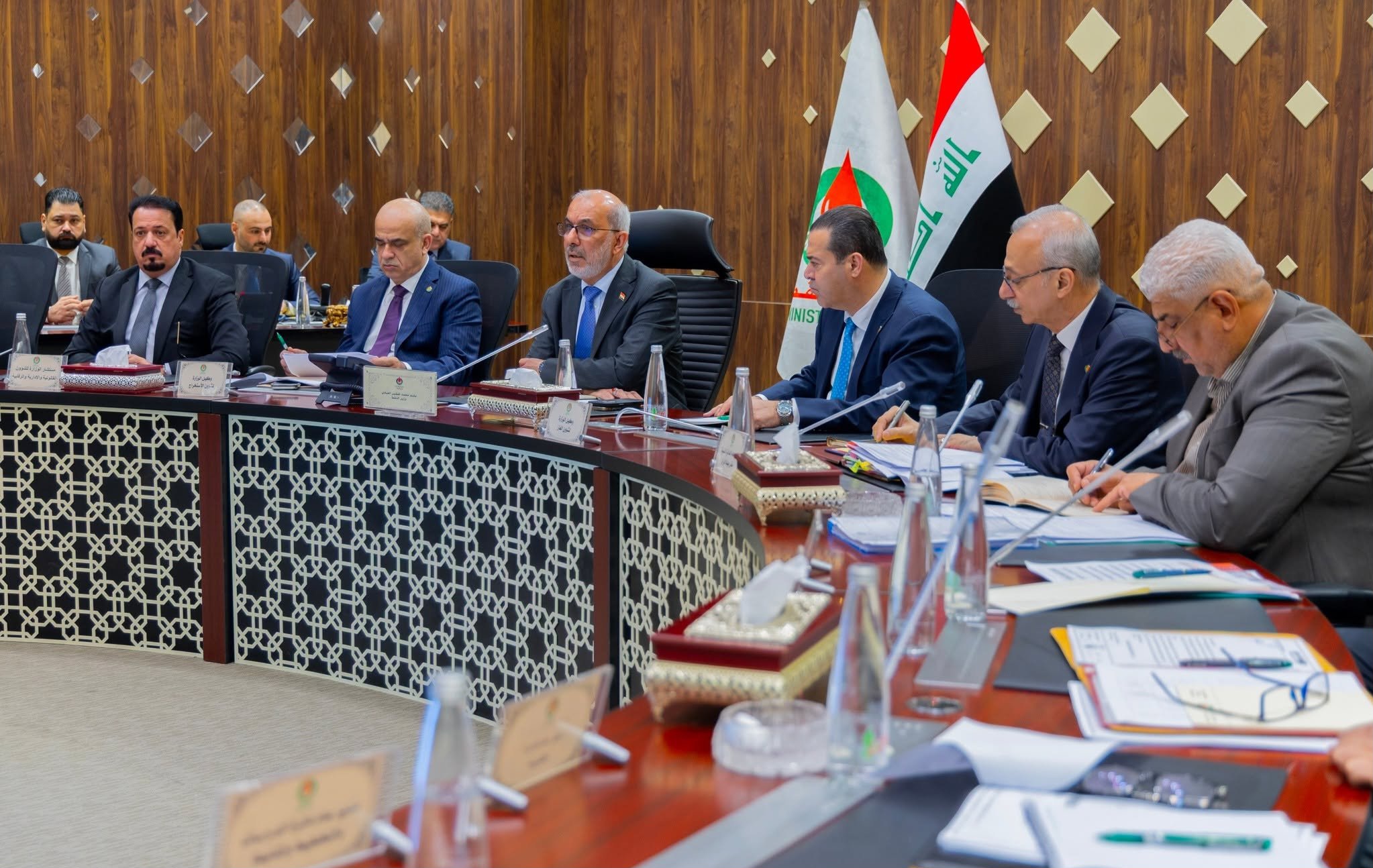 وزير النفط: العمل على مدار الساعة لتأمين احتياجات المواطنين من المشتقات النفطية
